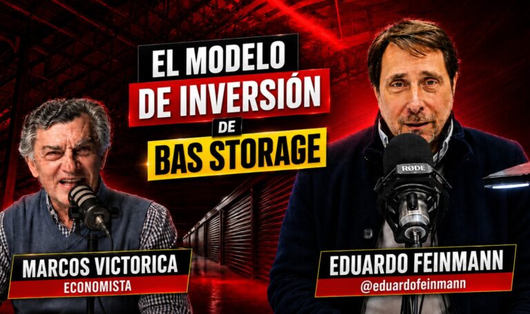 Two podcast hosts with microphones in a red-lit studio; bold banner reads 'El modelo de inversión de BAS STORAGE'.