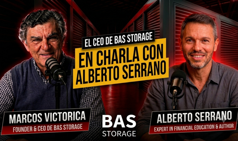 Two podcast hosts speak into microphones in a red-lit studio; banners say 'En charla con Alberto Serrano' and 'BAS Storage' between them.